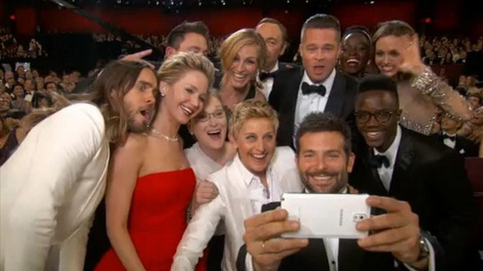  next-level ads marketing by Samsung - the picture from Oscar gala featuring Hollywood stars