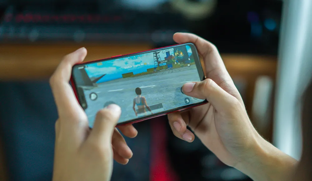 image of a person playing Free Fire on their phone